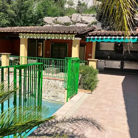 Maison Conviviale A Avec Piscine A Debordement