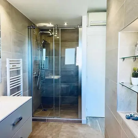 Maison Conviviale A Avec Piscine A Debordement 펜션 Fréjus