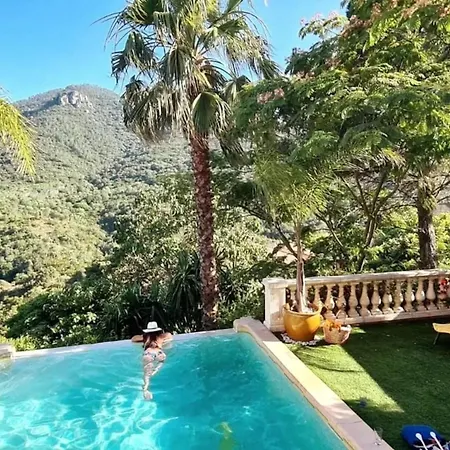 Maison Conviviale A Avec Piscine A Debordement