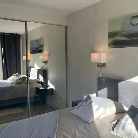 Maison Conviviale A Avec Piscine A Debordement Fréjus