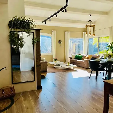 Maison Conviviale A Avec Piscine A Debordement