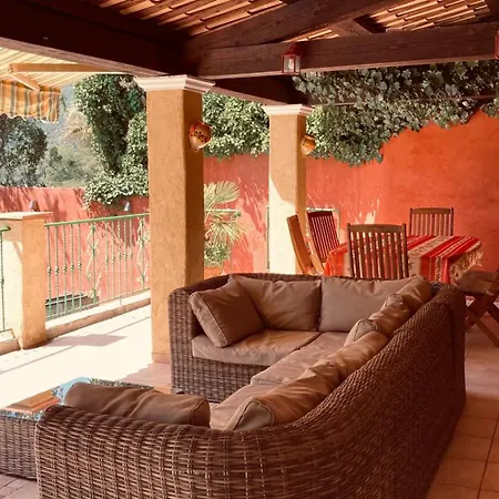 Maison Conviviale A Avec Piscine A Debordement