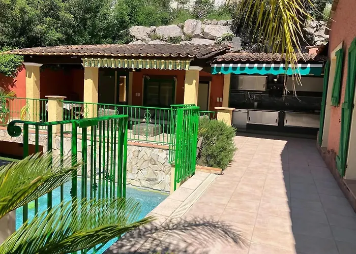 Maison Conviviale A Avec Piscine A Debordement