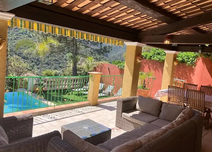 Maison Conviviale A Avec Piscine A Debordement *