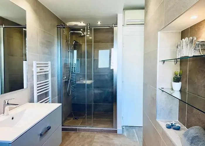 Maison Conviviale A Avec Piscine A Debordement بيت للعطل Fréjus