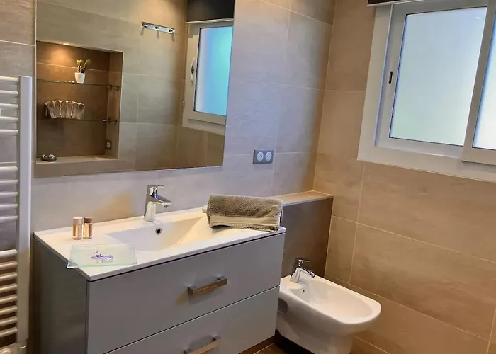 Maison Conviviale A Avec Piscine A Debordement بيت للعطل *