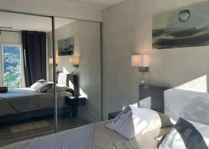 Maison Conviviale A Avec Piscine A Debordement Fréjus