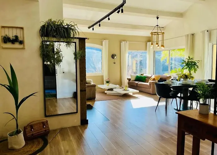 Maison Conviviale A Avec Piscine A Debordement