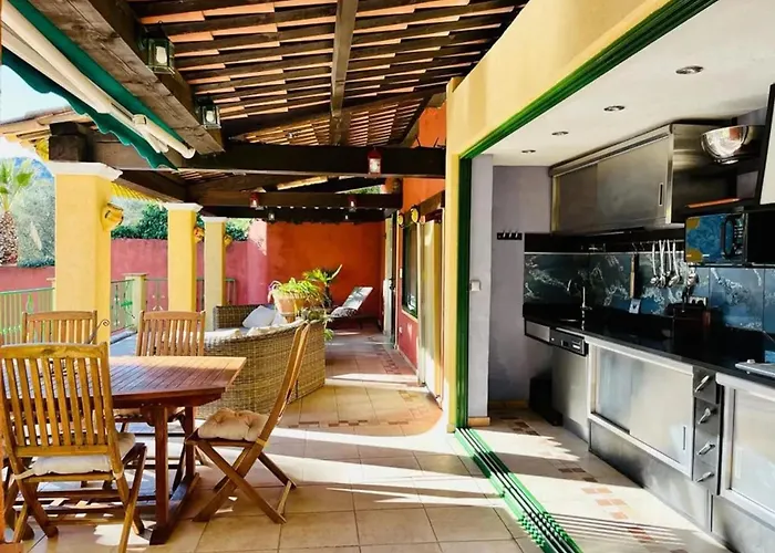 Maison Conviviale A Avec Piscine A Debordement بيت للعطل Fréjus