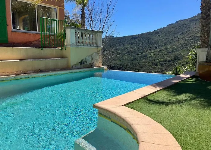 Maison Conviviale A Avec Piscine A Debordement Fréjus