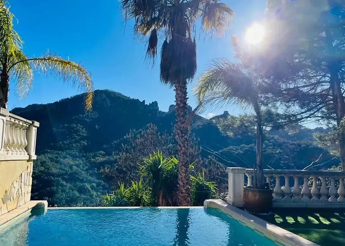 Maison Conviviale A Avec Piscine A Debordement *